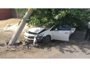 Otomobil, Elektrik Direğine Çarptı: 1 Yaralı