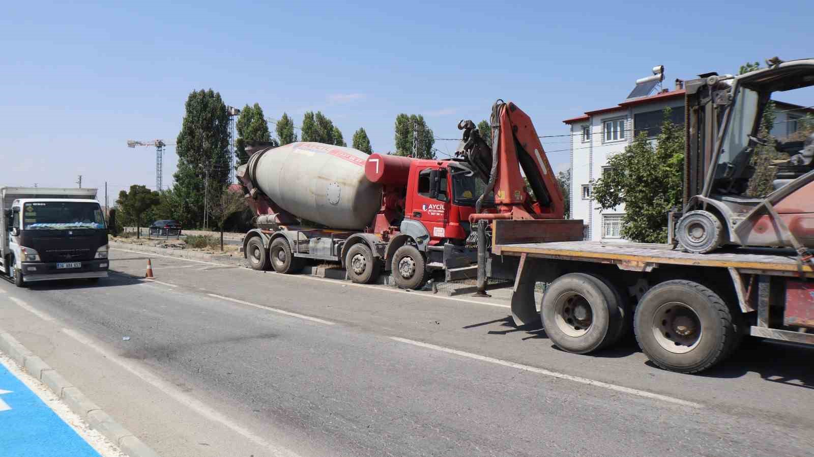 igdir-tuzluca-kara-yolunda-zincirleme-kaza-4-kisi-yaralandi