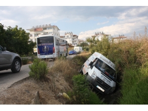 Kamyonet, Yağmur Suyu Tahliye Kanalına Devrildi