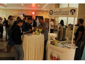 Eskişehir Polisi Çiçeği Burnunda Üniversite Öğrencileri İçin Bilgilendirme Stadı Açtı