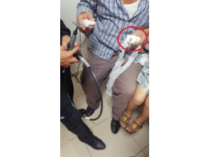 Kapı Koluna Parmağını Sıkıştıran Küçük Çocuk 1,5 Saat Sonra Kurtarılabildi