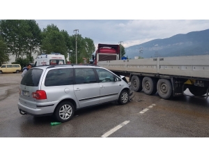 Yabancı Plakalı Otomobil İle Tır İle Çarpıştı: 4’ü Çocuk 8 Yaralı