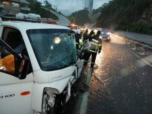 Kuvvetli Yağış Kazayı Da Beraberinde Getirdi: 2 Yaralı