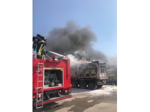 Dorsesinde Kaynak Yapılan Tırda Yangın Çıktı