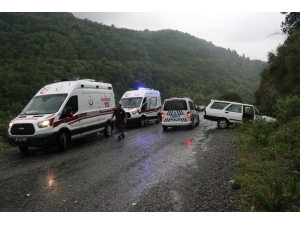 Kontrolden Çıkan Otomobil Yol Kenarındaki Kayalıklara Çarptı: 2 Yaralı