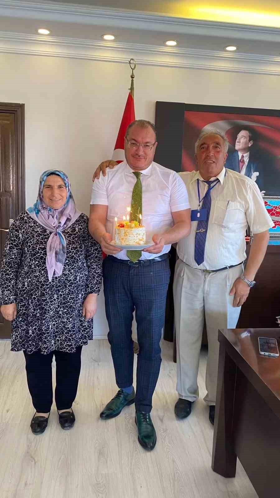 kaymakama-surpriz-dogum-gunu-kutlamasi