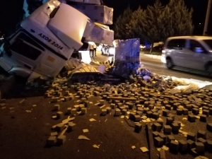 Parke Yüklü Tır Refüje Çarptı