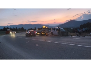 Ticari Araç İle Otomobil Çarpıştı: 1 Ölü, 3’ü Çocuk 8 Yaralı