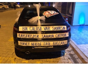 Kayserispor Taraftarı Forvet Taleplerini Düğün Arabasına Yazdı