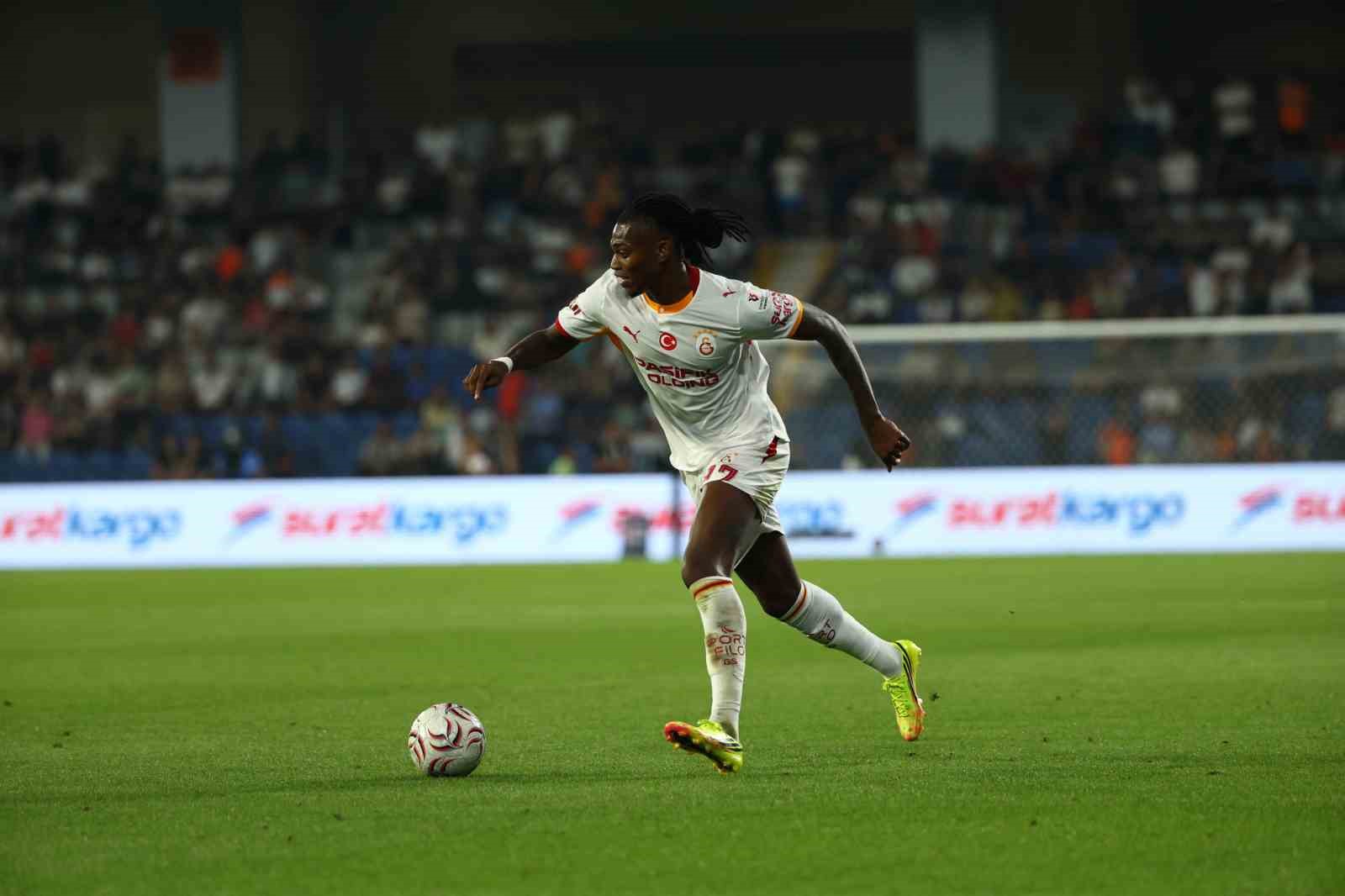 galatasaray-da-rafael-leao-ve-deniz-gul-ilk-kez-forma-giydi