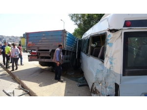 Pendik’te Kamyon İle Minibüs Çarpıştı: 3 Yaralı