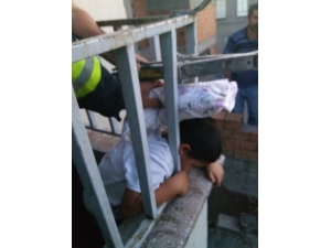 Kafası Balkon Demirine Sıkışan Çocuk Kurtarıldı