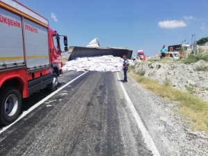 Devrilen Tır Dorsesi, Yolu Ulaşıma Kapattı