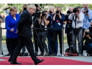 İngiltere’nin Yeni Başbakanı Johnson’dan Dikkat Çeken Rahatlık