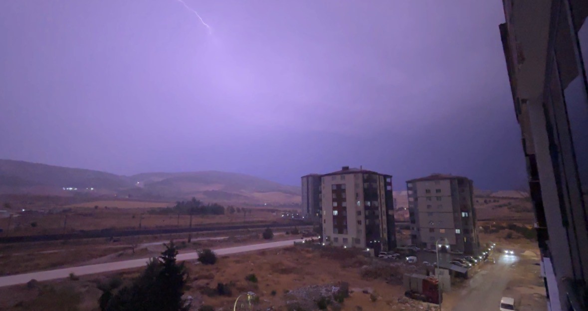 gaziantep-te-simsek-firtinasi-geceyi-gunduze-cevirdi