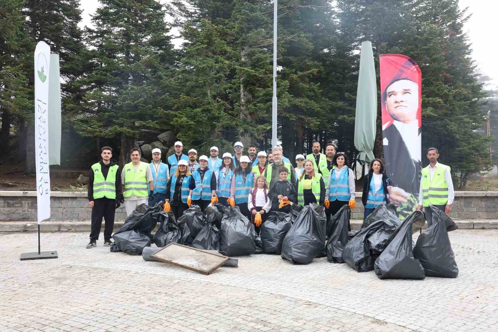 osmangazi-de-gonulluler-uludag-icin-el-ele-verdi