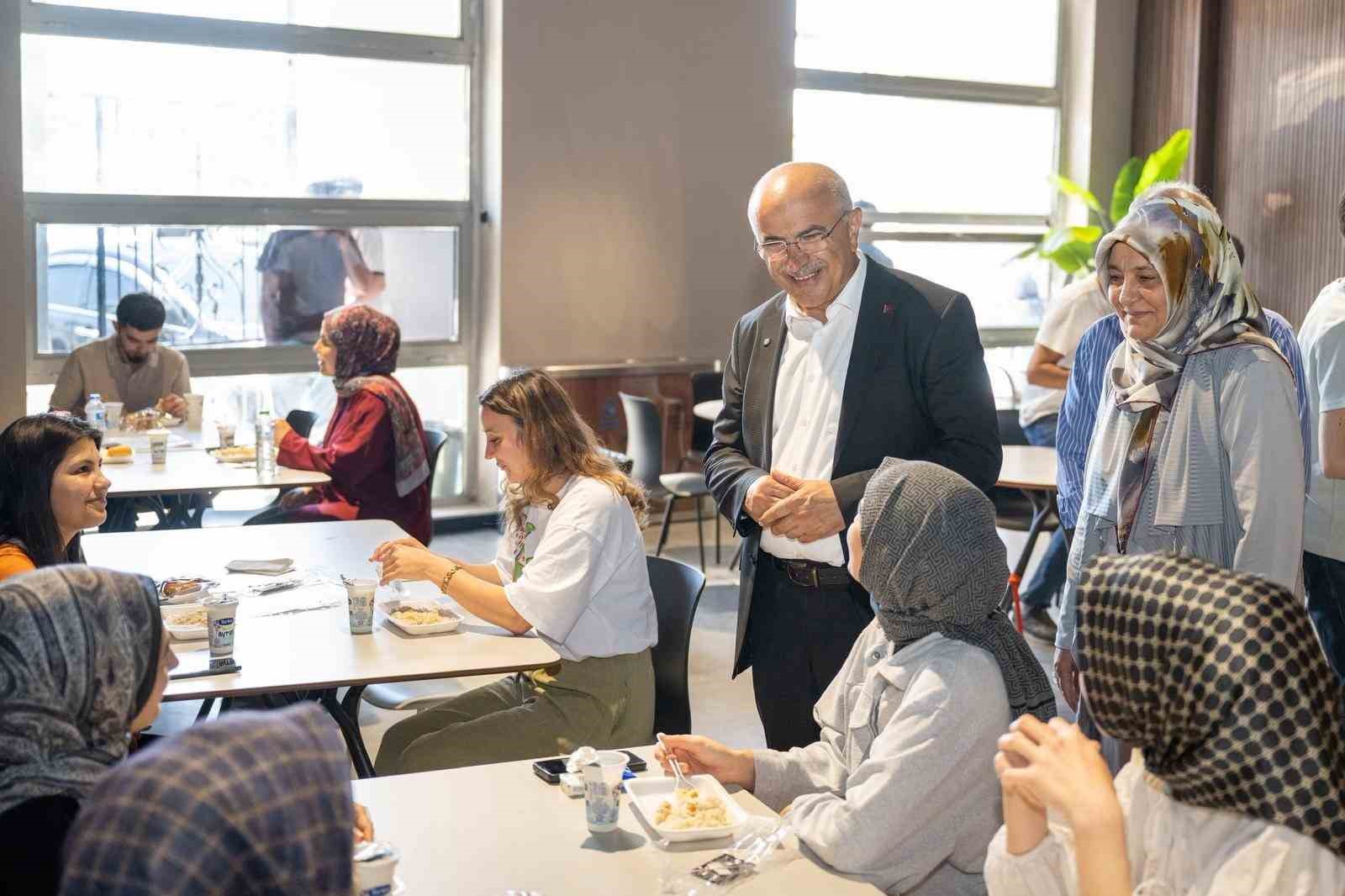 sehir-kutuphanesi-nde-ogrencilere-yemek-ikrami
