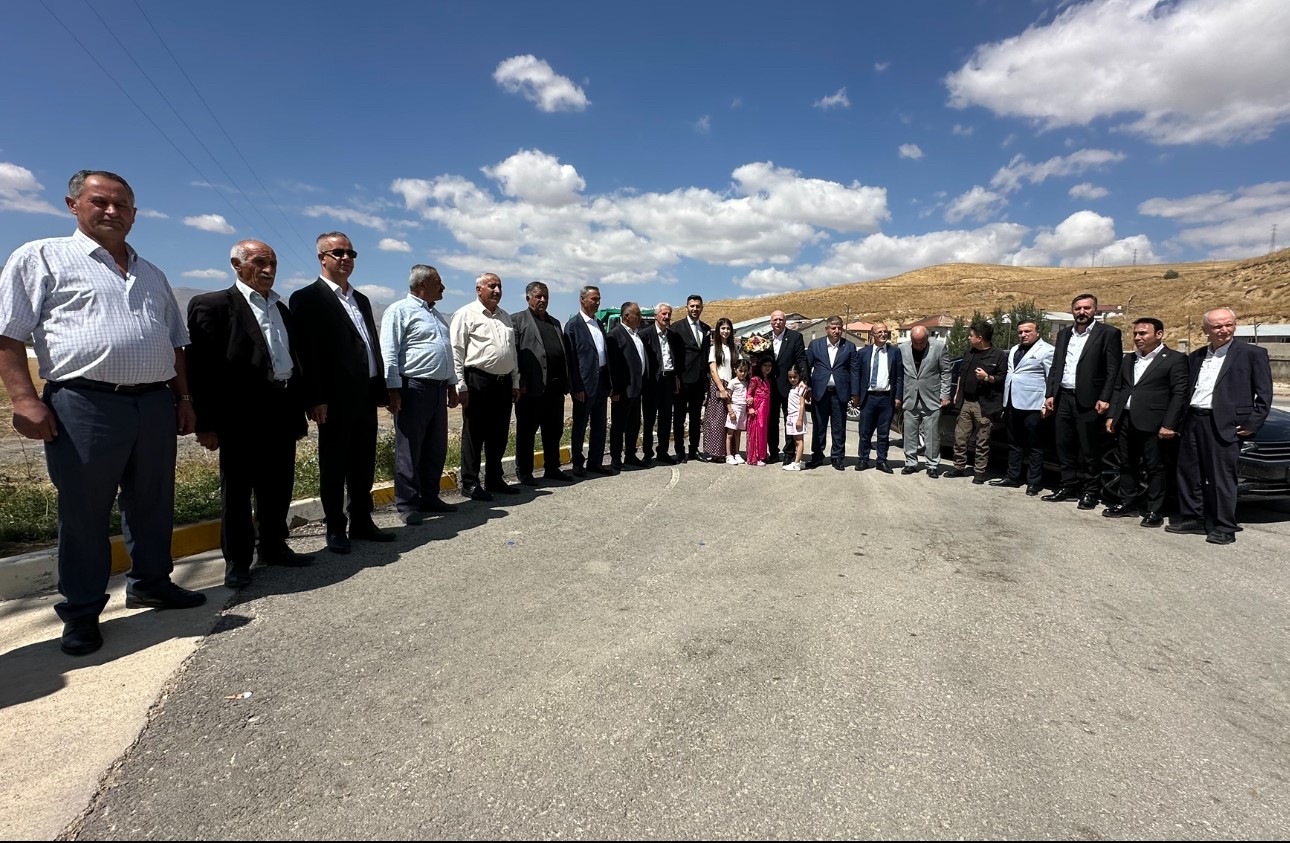 baskan-semsi-bayraktar-yuksekova-da-ciftcilerle-bulustu