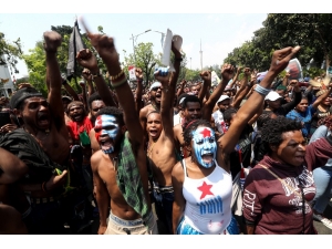 Endonezya Polisi Ayrılık Yanlısı Göstericiyi Vurdu