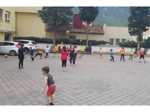 Çocuklar Tesislere Gidemeyince, Antrenörler Mahalledeki Okul Bahçelerine Geldi