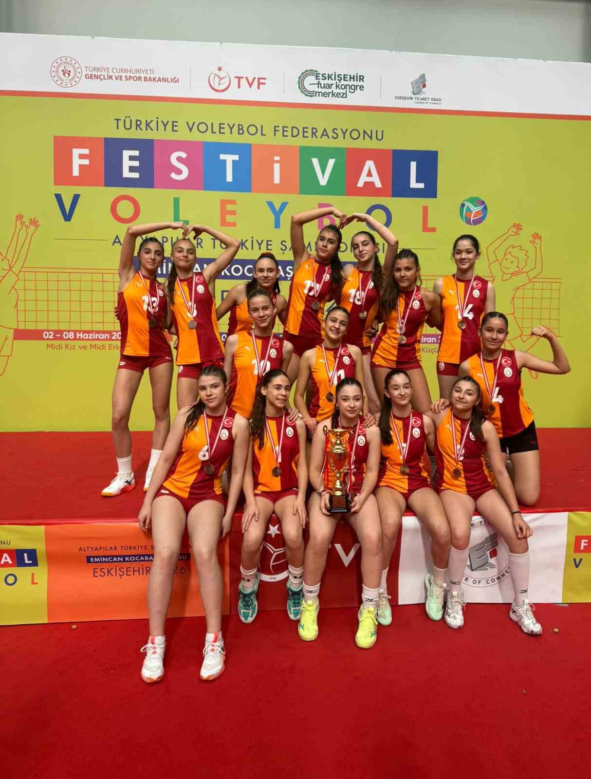 galatasaray-midi-kiz-voleybol-takimi-turkiye-ucuncusu-oldu