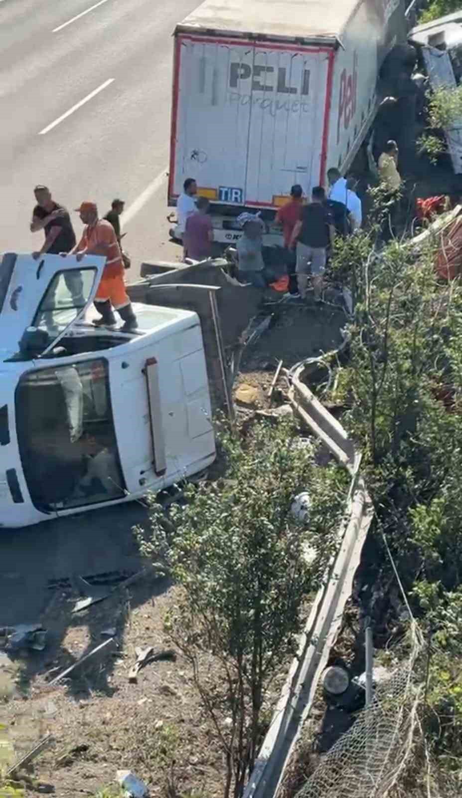 anadolu-otoyolu-nda-bakim-aracina-cekici-carpti-3-yarali