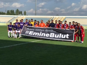 Hazırlık Maçı Öncesi ’Emine Bulut’ Yazılı Pankart İle Sahaya Çıktılar