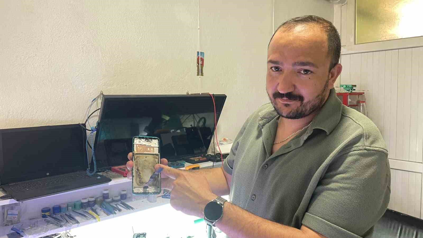 bataryasi-degistirilmek-istenen-cep-telefonu-bir-anda-alev-aldi