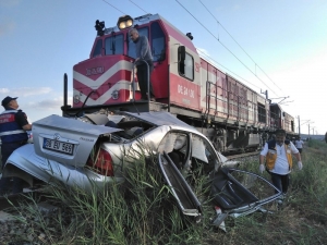 Sivas’ta Lokomotif İle Otomobil Çarpıştı: 1 Ölü, 2 Yaralı