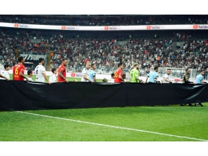 Emine Bulut İçin Siyah Pankart