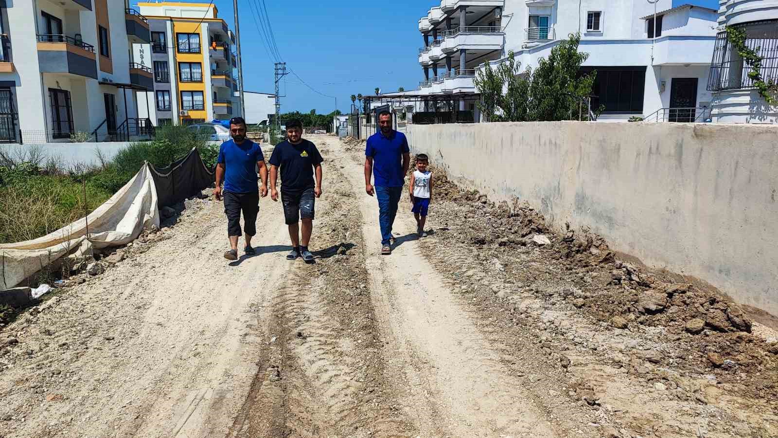 aski-yapmayinca-vatandaslar-kanalizasyon-hattini-kendi-imkanlariyla-dosedi