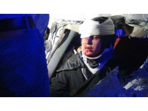 Minibüs İle Kamyon Çarpıştı:4 Ağır 3’ü Çocuk 8 Yaralı