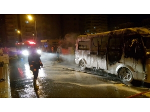 Mersin’de Park Halindeki Yolcu Minibüsü Alev Alev Yandı