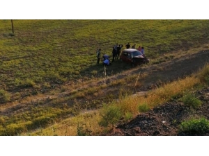 Nallıhan’da Bir Araç Tarlaya Uçtu: 3 Yaralı