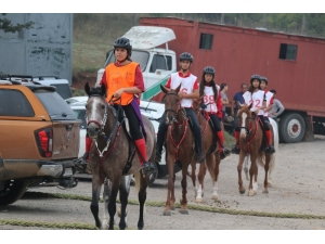 Genç Biniciler Milli Takım Aday Kadro Seçmelerini Usulsüzlük Yapıldığı İddiasıyla Protesto Etti