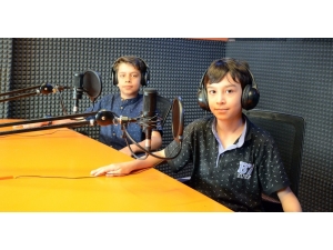 Genç Komek Öğrencileri Mikrofon Başında