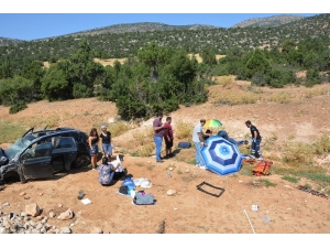 Vatandaşlar Yaralılar İçin Şemsiyelerle Gölgelik Alan Oluşturdu