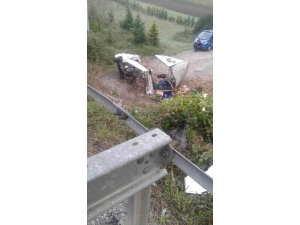 Sebze Yüklü Kamyonet Kontrolden Çıkarak Devrildi: 2 Yaralı