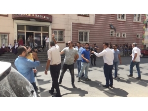 Oğlunun Hdp’liler Tarafından Dağa Kaçırıldığını Öne Süren Anne İle Hdp’liler Arasında Gerginlik