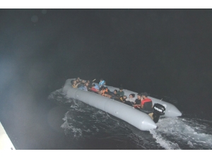 Sisam Adasına Kaçmaya Çalışan Düzensiz Göçmenleri Sahil Güvenlik Helikopteri Yakaladı