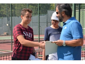 Minik Tenisçiler Sertifikalarını Aldı