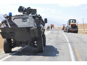 Yüksekova’da Sivil Aracın Geçişi Sırasında Patlama: 2 Yaralı