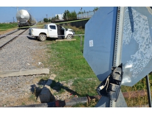 Adana’da Yük Treni Dsi’nin Aracına Çarptı: 1 Ölü, 1 Yaralı