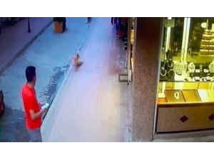 4. Kattan Düşen Suriyeli Bebek Gözyaşları Arasında Toprağa Verildi