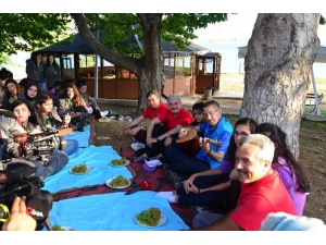 Gençlere Saz Çalan Oktay, Hekimoğlu Adlı Türküyü Söyledi