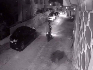 Samandağ’da Muhtarın Aracı Kurşunlandı