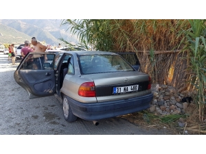 Aracın Camını Kırıp Cüzdanları Çaldı