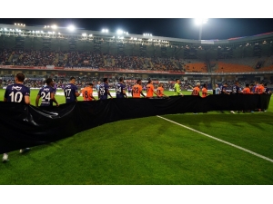 İki Takım Oyuncuları Emine Bulut İçin Siyah Pankartla Çıktılar