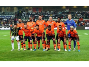 Emre Belözoğlu, Başakşehir Takım Fotoğrafında Yer Aldı