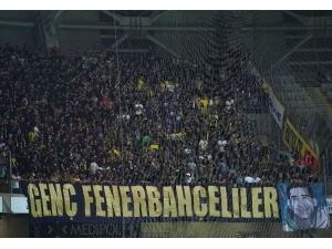 Fenerbahçe Tribünleri Simsiyah!
